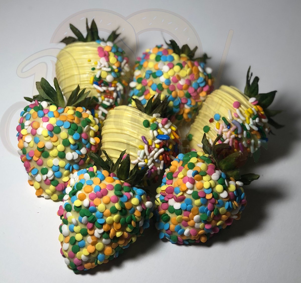 DimesPieces's tweet photo. Birthday cake flavored chocolate covered strawberries. Topped with confetti sprinkles. #dimespieces #therealcandylady #rt #weship #madewithlove ❤️ https://t.co/udoSCcbmXI