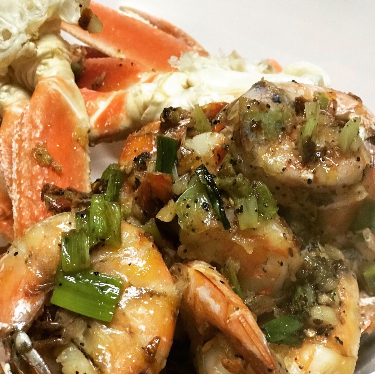 Seasonest's tweet photo. Steamed #CrabLegs with sauteed #Shrimp 👊🏽
Made with our Lemon Fire (Hot #LemonPepper)
🦀🦐🤤
.
https://t.co/tyf3z4MatA
.
#seafood #foodpics #eating #foodblogger #cooking #hungry #foodies #blackfoodie #foodlovers #atlantafoodie #soulfood #seasonest #sprinklecookenjoy #seasoning https://t.co/0JaMhDAg83