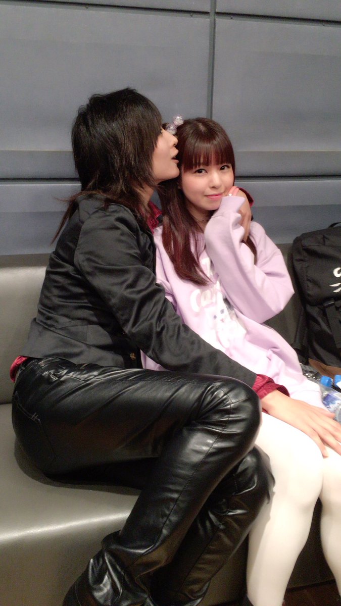 WorldHaruna's tweet photo. Por último, Luna con AKIRA que son amigas desde que trabajaban juntas como modelos de Kera. Al igual que Kotoko y Mosso Calibration, AKIRA estuvo en el concierto de aniversario de Luna https://t.co/4Cj50ahfgH