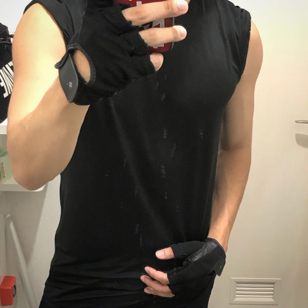 Heterodoxy_Tran's tweet photo. Reita vía Insta [22.08.19]
Sentí que había llegado al límite ejercitándome en casa, así que empecé a ir al gimnasio nuevamente✋🏻Queda un mes para el Yokohama Arena, veamos cuánto más puedo hacer 💪🏻 Es una batalla contigo mismo. Claro, lo principal es practicar con mi bajo 😳 https://t.co/3WMJ9sgieP