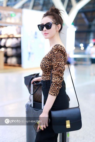 Imaginechina1's tweet photo. Chinese actress Zhang Tianai flaunts busty and slender figure in sexy leopard-print midriff at Shanghai airport #ZhangTianai #张天爱
https://t.co/k8pkSb4irs https://t.co/Jk6o0eNLCe