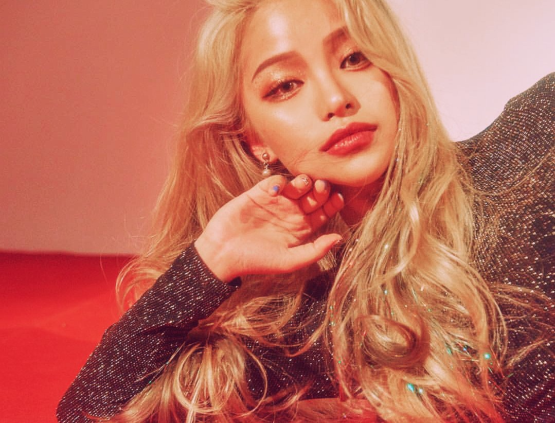 hwamsxn's tweet photo. 𝑯𝑾𝑨𝑴𝑰𝑵 𝑩𝑬𝑹𝑮𝑬𝑹𝑶𝑵𝑵𝑬
      『1999』

       ❝Now Aphrodite would kindly smile saying that they're just pretending not to like her, stepping slowly closer. And bam: they're seduced❞
                                     ♀━. https://t.co/WbAm3Y51Qh