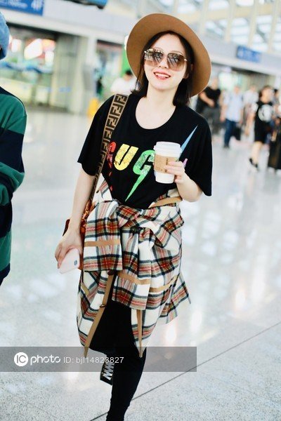 Imaginechina1's tweet photo. Chinese singer Jane Zhang keeps low profile in all-black outfit at Beijing airport #JaneZhang #ZhangLiangying #张靓颖 @JaneZhang 
https://t.co/ccqsVP81li https://t.co/16Qmz8VeVV