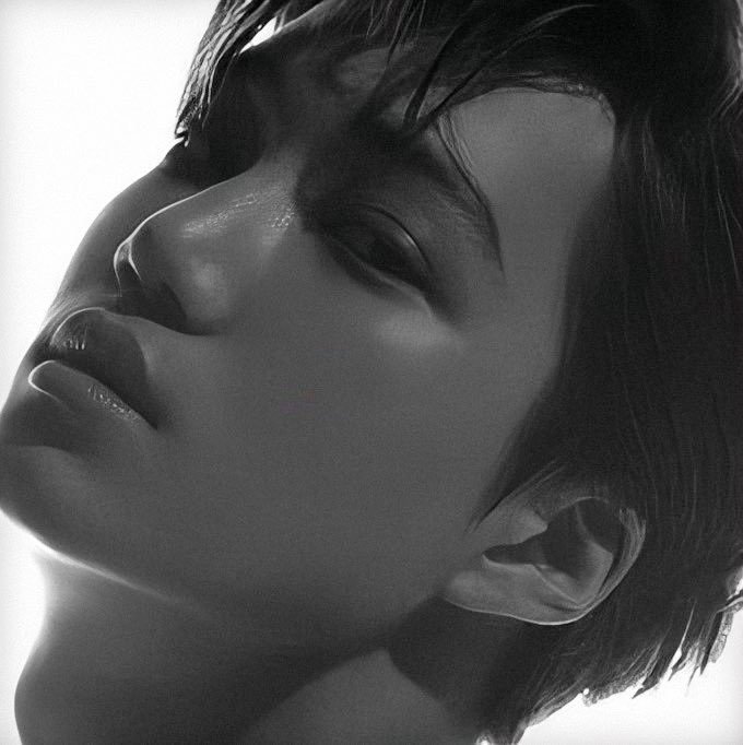 그냥 흑백도 아니고 어둡고 침침하고 진짜 환장인 와중에서도 이목구비 자기주장 쩔고 시선 집중시키는 선명한 미모.