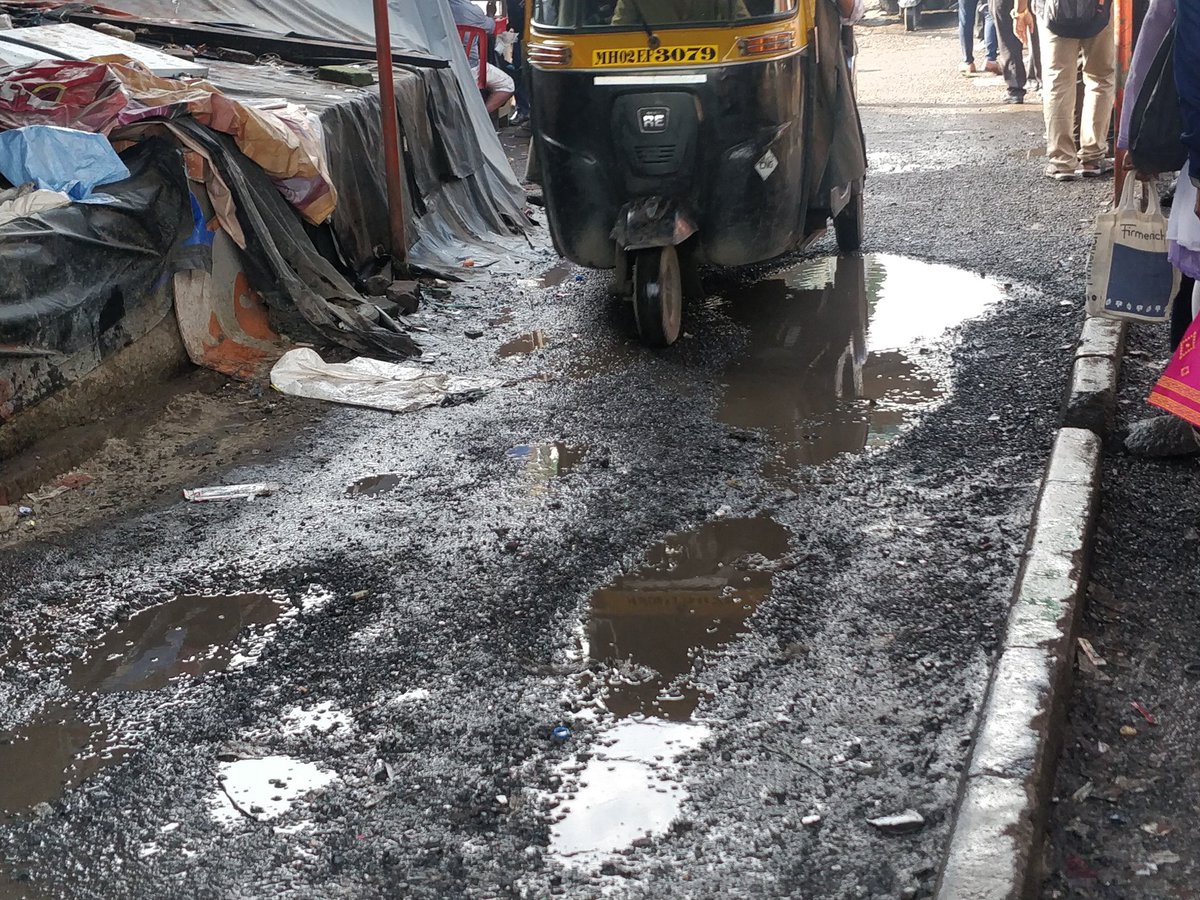 punitdave121219's tweet photo. @mybmcWardHE @neerav_sanghvi @sunilkbhardwaj @mybmc @nitin_gadkari @CPMumbaiPolice @MumbaiPolice @law_abid_citz @WesternRly @drmbct Today's pics attached herewith. Authorities pl act fast. It's a daily commute nightmare+ plus the filth all around and garbage dump again coming up. Clean up! https://t.co/UffXmg8RUP