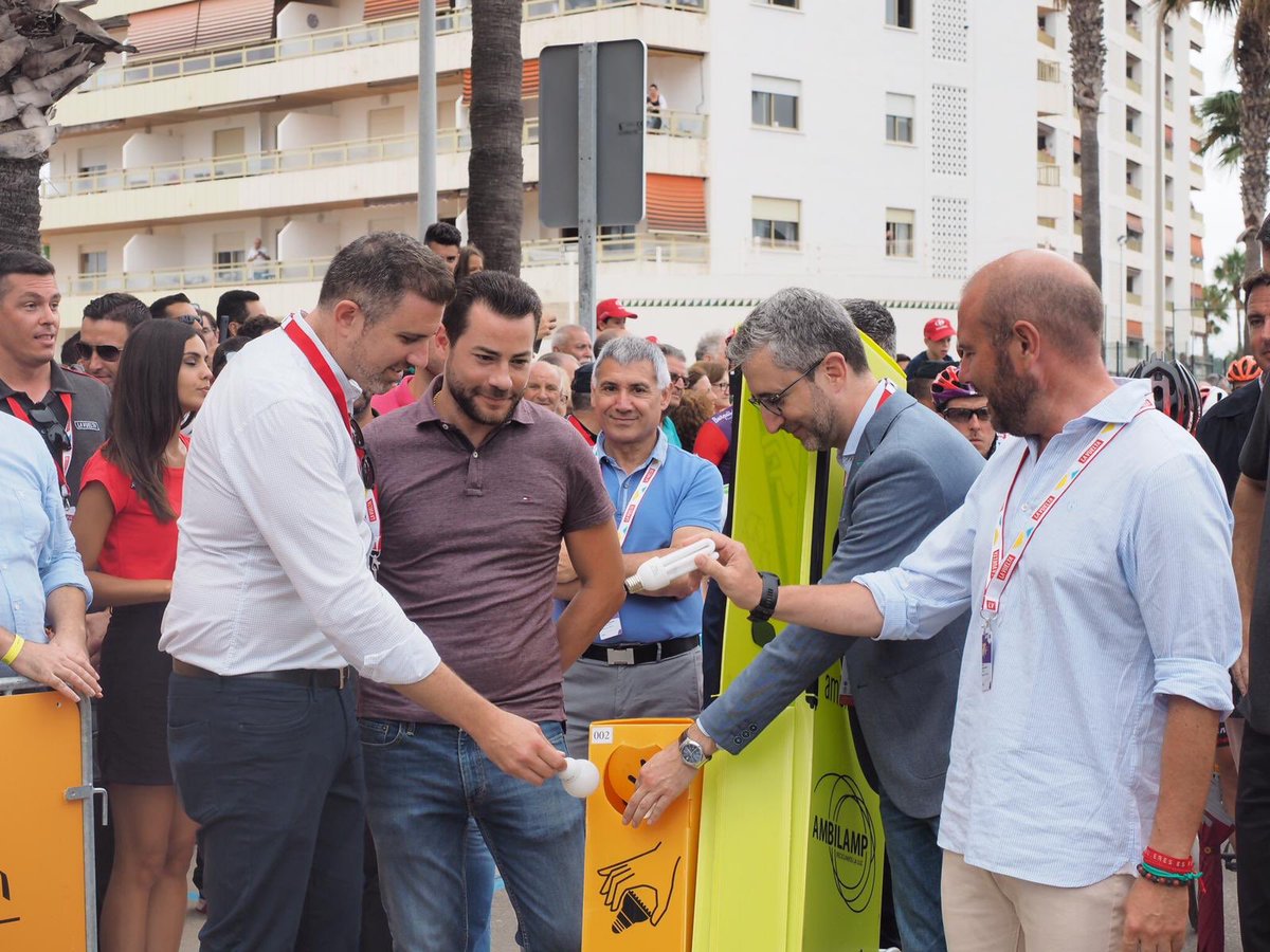 eRecicla's tweet photo. #reciclaje El Alcalde de Cullera, Jordi Mayor, y el Presidente de la Diputación de Valencia, Toni Gaspar, reciclan bombillas con ⁦@ambilamp⁩ en La Vuelta! https://t.co/kl7FTf2z3Y