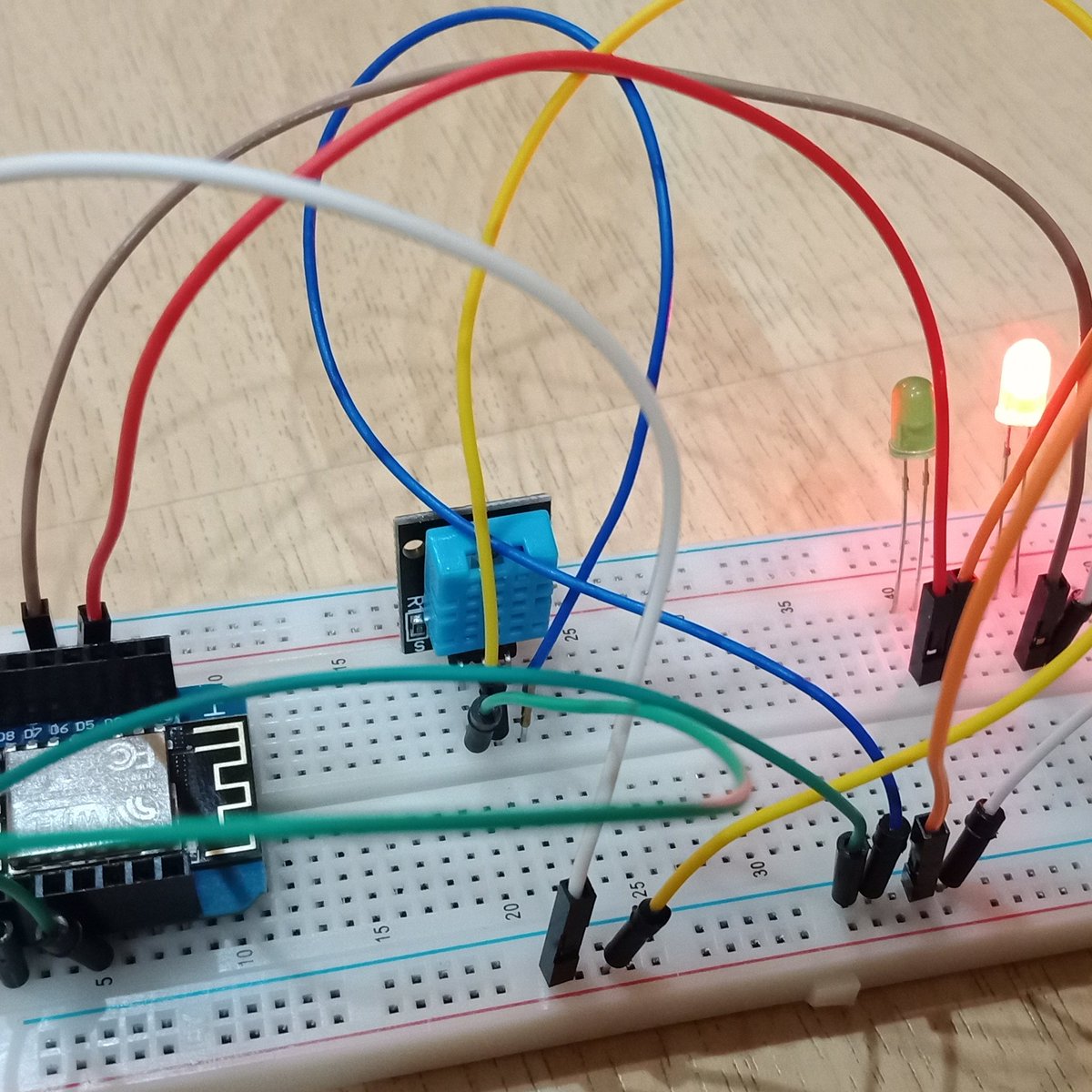WSilveiraNZ's tweet image. #hellotemperature first project is now complete! With leds turning on and off when temperatures rise and drop. All written in @code using @PlatformIO_Org. So I have the first project to make with the kids...