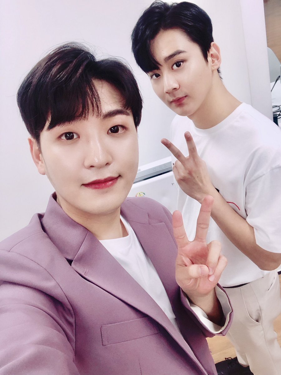 FAN_100PER's tweet photo. [#퍼비] 2019 PTA 메엘~팅라이브 끝나고 옆동네 엔젤과 손잡고 이비인후과에 다녀왔다는 소식을 듣고 찾아온 퍼비입니다! 선물로 꿀보이스 혁진, 천지의 투샷 선물로 드려용(ﾉ*ﾟｰﾟ)ﾉ
#백퍼센트 #100PERCENT #혁진 #HYUKJIN #틴탑 #TEENTOP #천지 #CHUNJI #퍼비의_작은_선물 https://t.co/WsOrRSUNuC