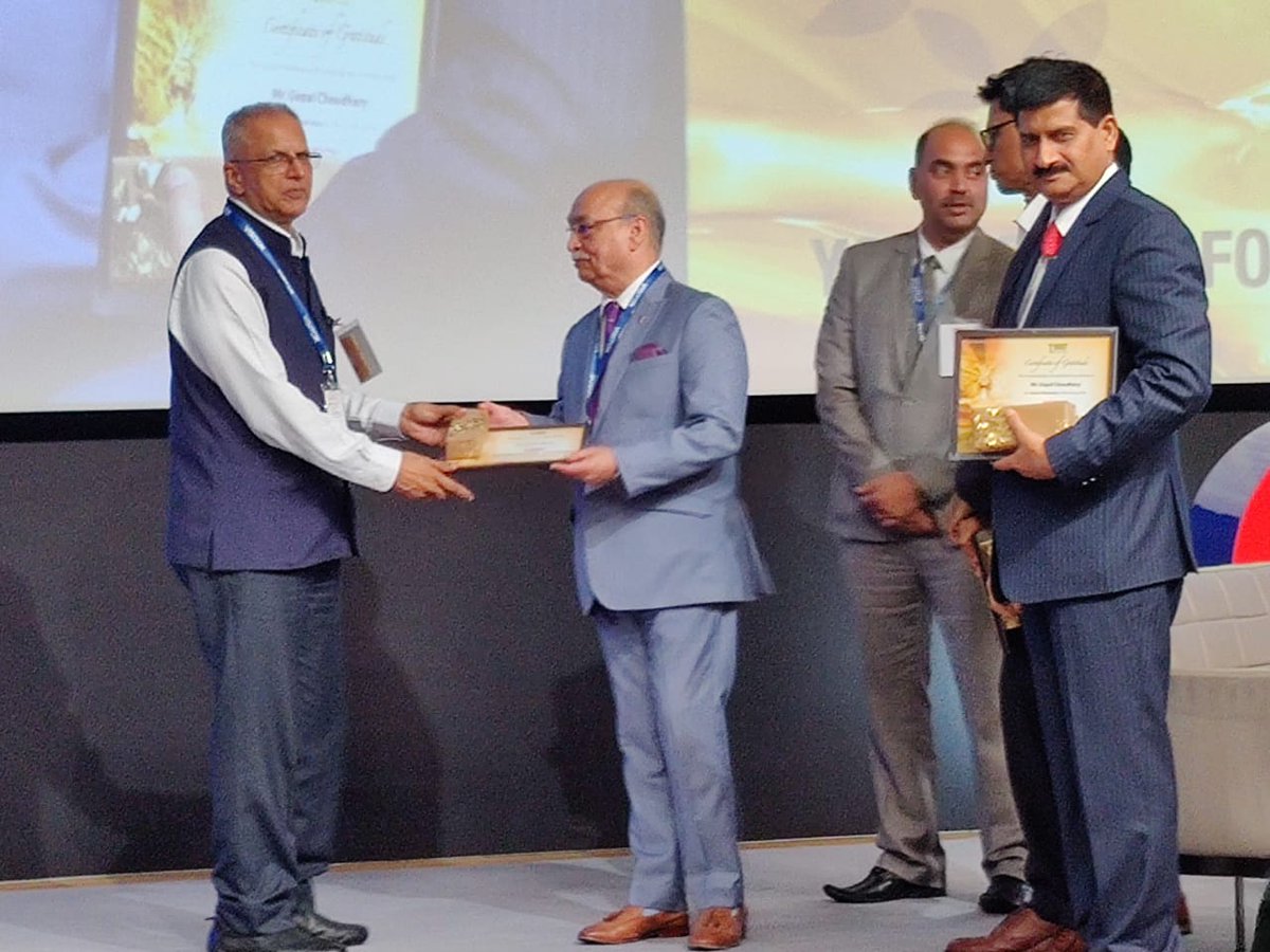 Tenon_World's tweet photo. Sharing a proud moment from the summit!
Sh. G.K. Pillai, Former Union Home Secretary of India presents certificate of gratitude to Brig. Rajan Oberoi, Group CEO, Tenon during #STKS2019.
#securitytoday #knowledgesummit2019 #securityindustry #tenonites #STKS2019 https://t.co/T4xRnWZpH8