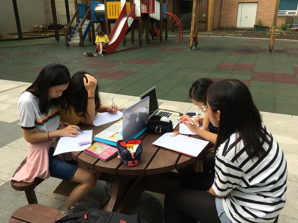 jean2loup's tweet photo. When the kids want to do their #classwork #outside
~
Grade 7 #mypdesign learning about #freehand #sketching and #wood #rendering for #productdesign
~
@GSISKorea #KnightsROK #MYP #DESIGN #graphicdesign #outdooreducation #21ced https://t.co/UbkFG0Mwi6