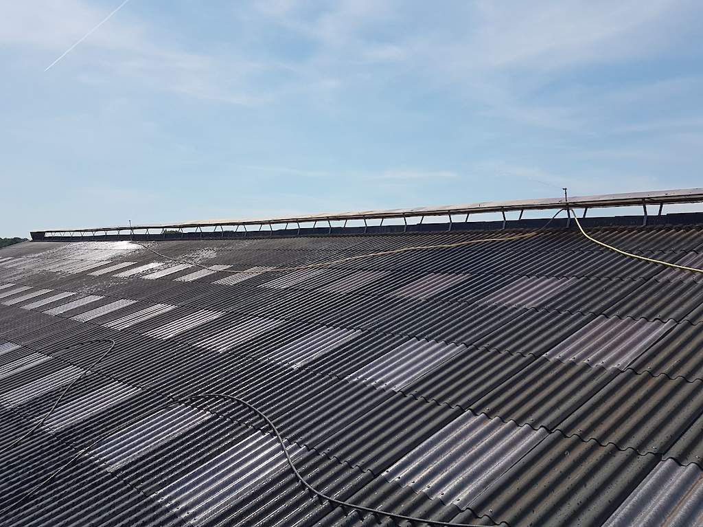 se_pluimvee's tweet photo. 'Sproeiers op dak werkt alleen bij minder goed geïsoleerde staldaken' | https://t.co/kPmpnutvim https://t.co/HRaf3kU0Nx https://t.co/qOjQRHhYKF