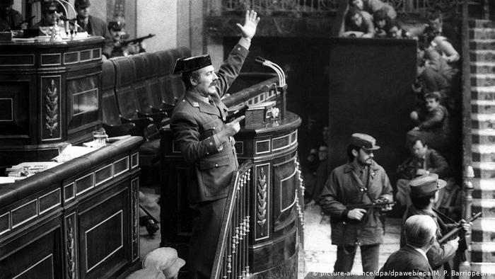 Tom___Scott's tweet photo. In 1981 this pumped-up little fascist tried to shut down Spain's parliament.
King Juan Carlos told him to get lost.
Let's hope our Queen shows similar fortitude & good sense in defending parliamentary democracy.
#StopTheCoup #dictator #disctatorship #ChurchHouseDeclaration https://t.co/4BHyhbA4IU