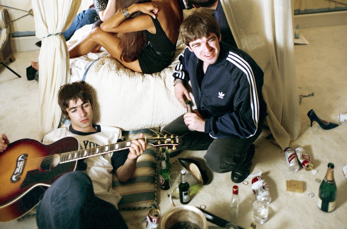 Unseen pictures of Oasis will go on display in new exhibition to celebrate 25 years of Definitely Maybe dlvr.it/RC1nV3