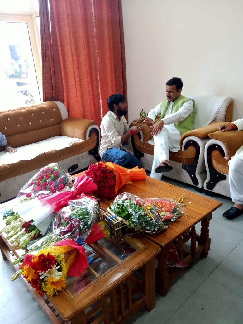 Ramjeev44695173's tweet photo. @sanghrshi @drdwivedisatish @drdwivedisatishआप 68500 शि०भर्ती में रिक्त 27000 परिवारों के लिए आशा की अंतिम किरण और आखिरी उम्मीद ,शिक्षा मंत्री बनकर देवता के रूप में विराजे हैं।हमे पूर्ण विश्वास है कि आपके चरणों का सानिध्य 27000 पद भरने की आशा को धूमिल नहीं होने देंगे। https://t.co/SHIBnub5vM https://t.co/UmxQ2Z1Hiu
