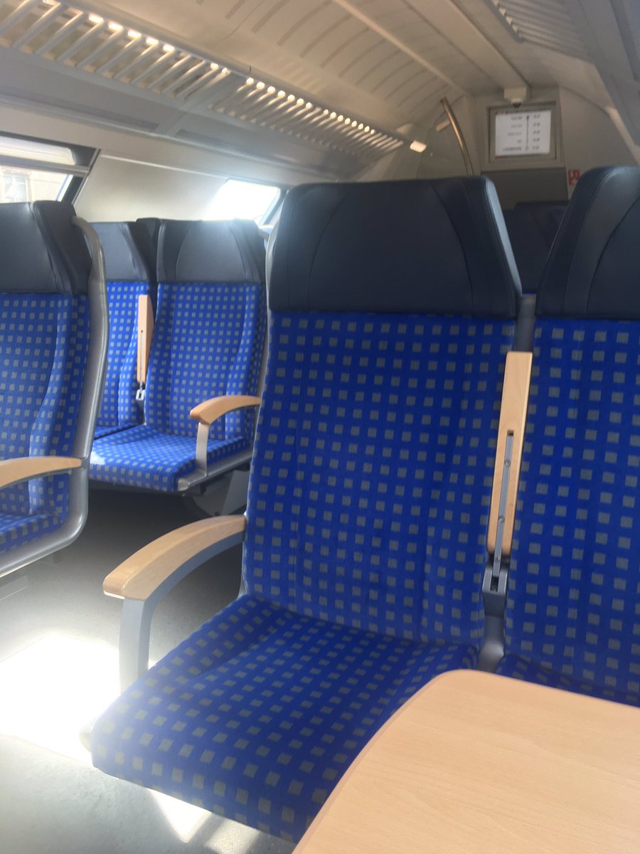 LucCaregari's tweet photo. Schinnenersatzverkéier di 2. Départ um 9:20 zu Trier-Süd, Arrivée zu Oetrange um... 10h55 - winnst Stau. Zuch fiert um 11h11, mais et kann een net iwwerall eran, well « mer dréinen graat eng Reklamm »😡😱🚉💨#çasinventepas #CFHELL #CFHELLgotohell https://t.co/YjOOvZePm2