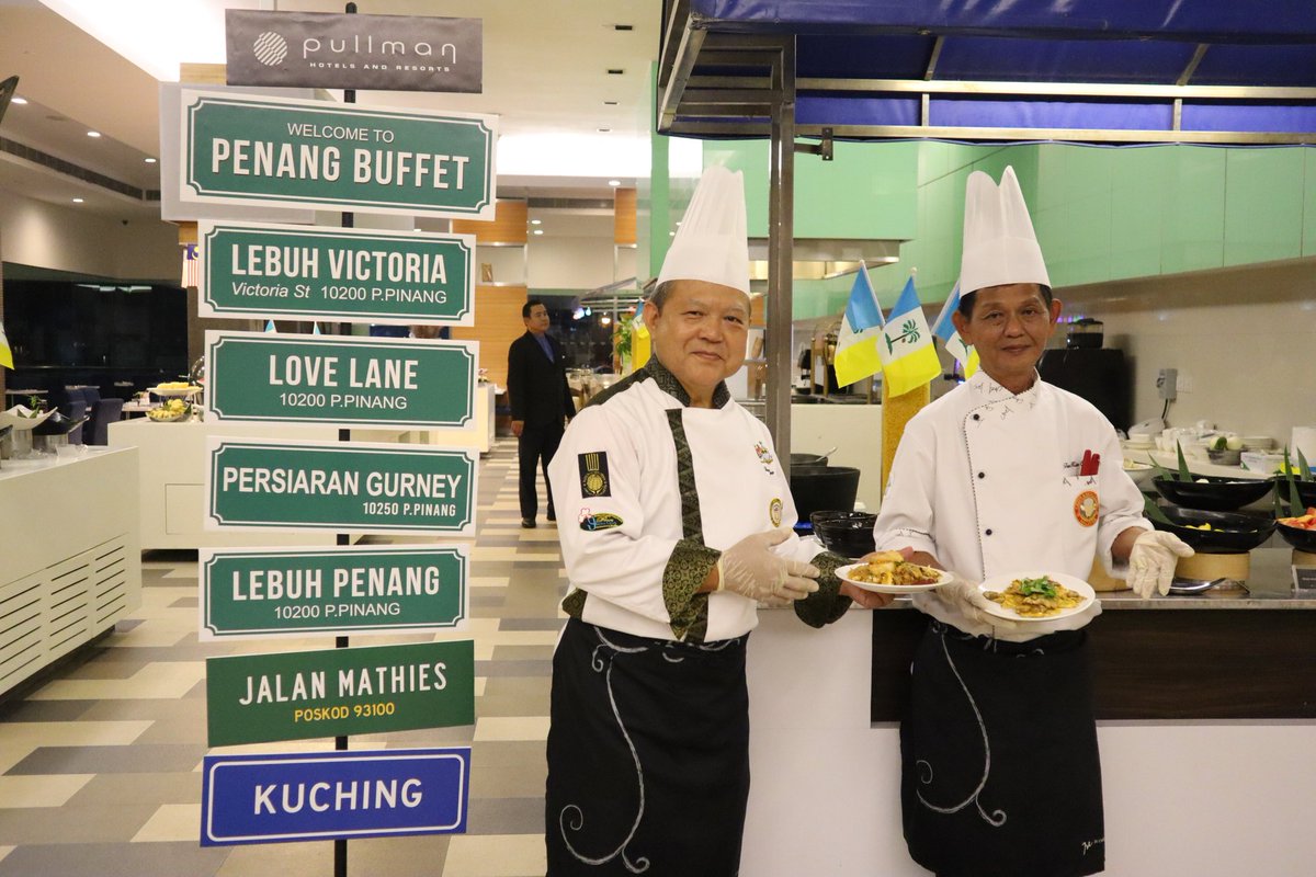PullmanKuching's tweet photo. #AtasteofPenang: Happy Wednesday! Don't miss out this opportunity to try out famous #penang dishes prepared specially by Chef Thomas See Swee Heng and Chef Tan Kim Chong. For reservations, call us at 082 222 888
#pullmankuching #penang #penanghawker #penangdelight #guestchefs https://t.co/u3h37SbqGC