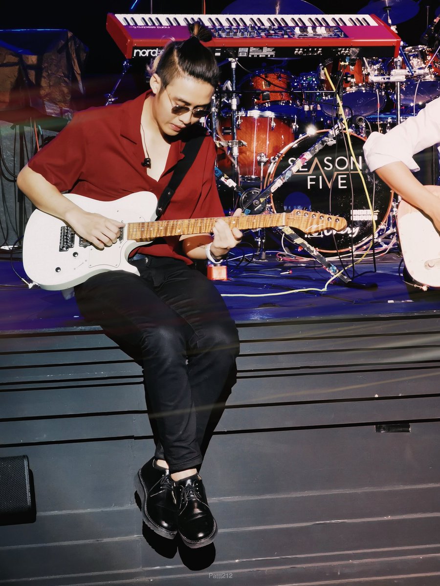 Fernpat21's tweet photo. ตำแหน่งที่นั่งวันนั้นตรงกับพี่พัดพอดี
เลยได้รูปประมาณนี้ 😊😊😊😊
....
@pat_meanband
#patmeanband
#meanband
#BBACharityConcert13
#RhythmOfTheOasis https://t.co/FtYUYt9zC1