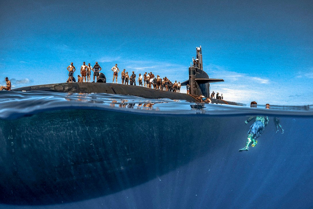 Defense_USA's tweet photo. Sailors assigned to Los Angeles-class fast-attack submarine USS Olympia participate in a swim call at sea in the #Pacificocean 

#USNavy photo by Senior Chief Petty Officer Vien Nguyen https://t.co/QXo9JCLsws