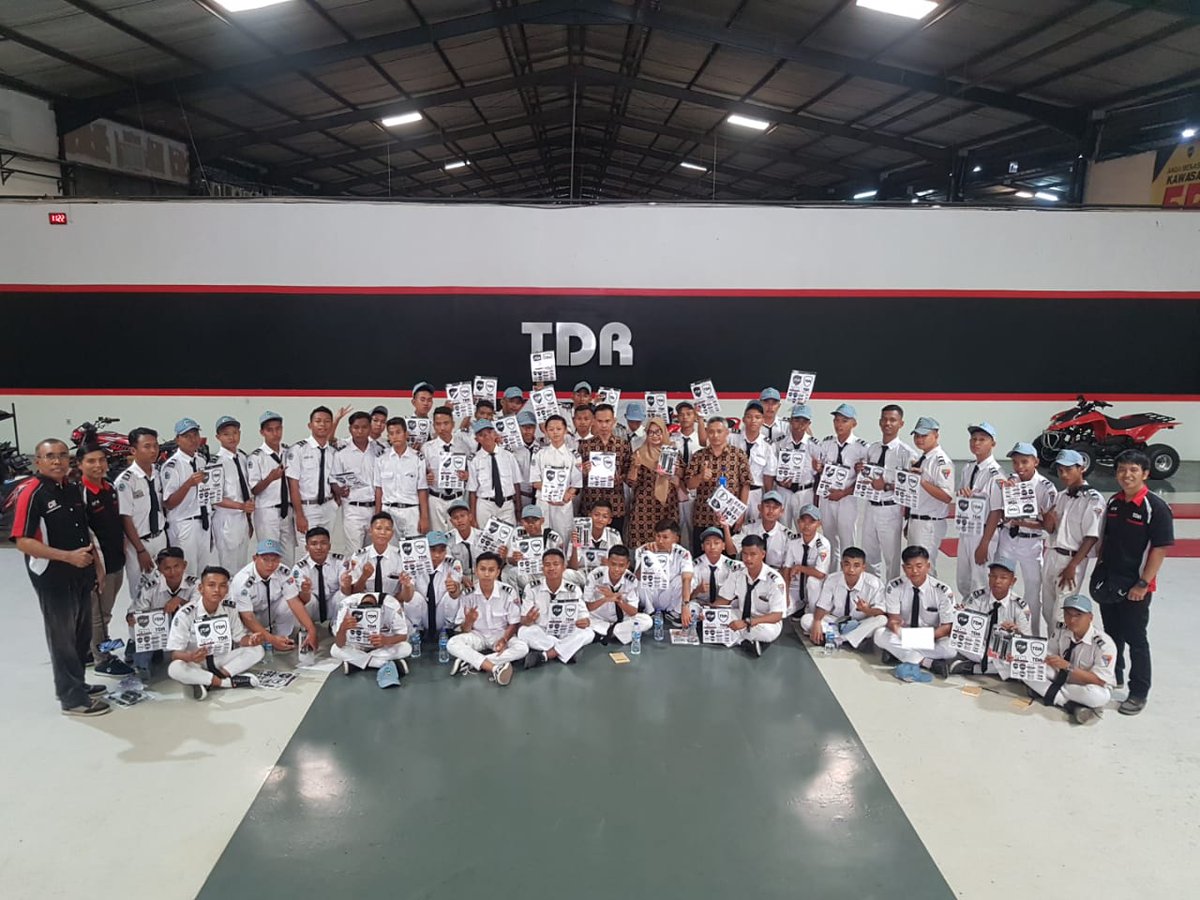 oneteamnetwork's tweet photo. Visitation from SMK Pusponegoro 01 Brebes; Teknik Sepeda Motor (TSM) on August 28th, 2019 at TDR Technology Center.
.
#TdrOneTeam #HighPerformancePeople #EmpoweringHighPerformance https://t.co/g1mLTRyh49