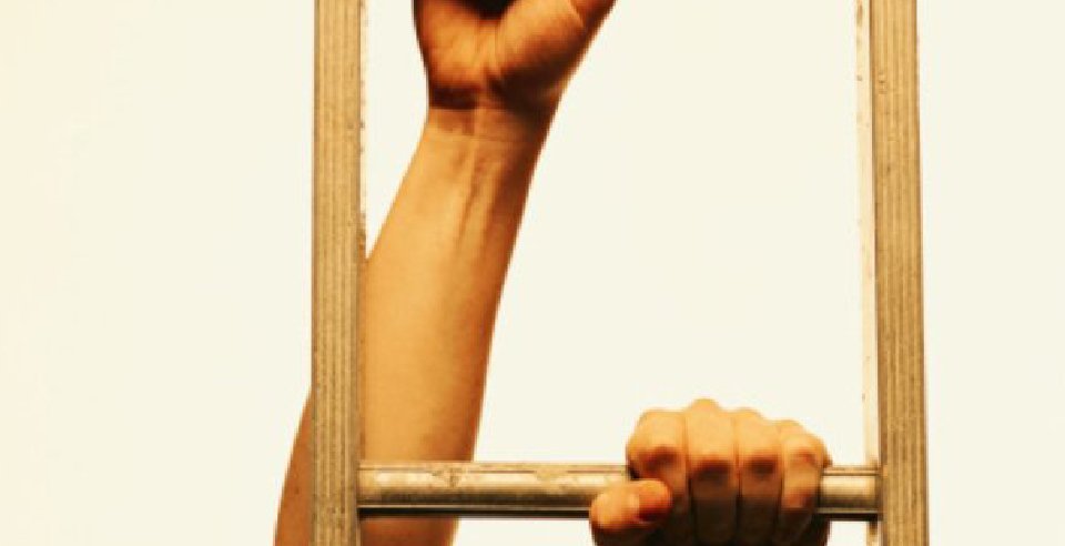 behindwoods's tweet photo. SAD! 60-year-Old Man Spends FIVE Days With Head Stuck In Ladder

https://t.co/WWeWtZT5vA

#bizarre #Manstuck https://t.co/kgi5JAlwP9