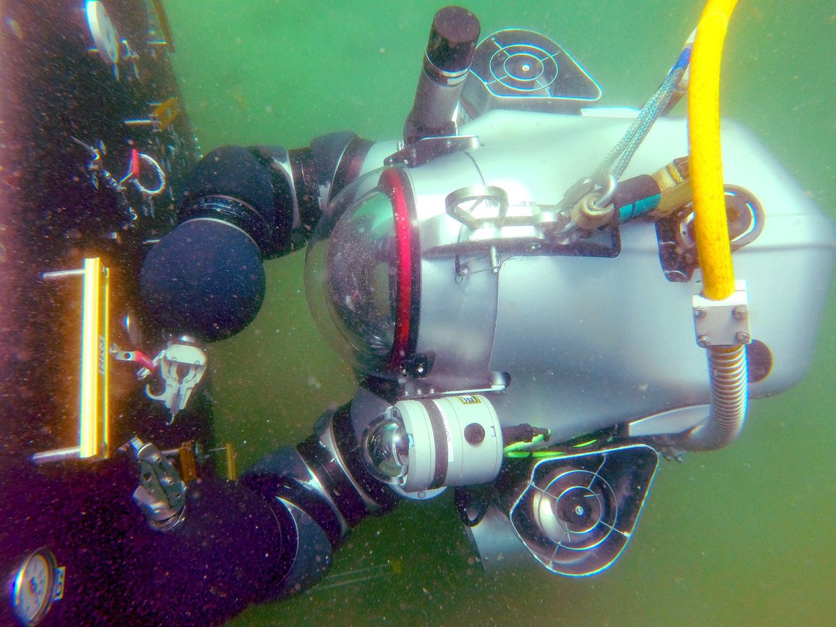 Some of my underwater photos of the NUYTCO ExoSuit operated at #neemoNXT : a smartly designed taskboard was developed by the @NASA_NEEMO team to evaluate how the Exosuit dexterity can be used for eventual future NXT space analog missions underwater. #IronMan