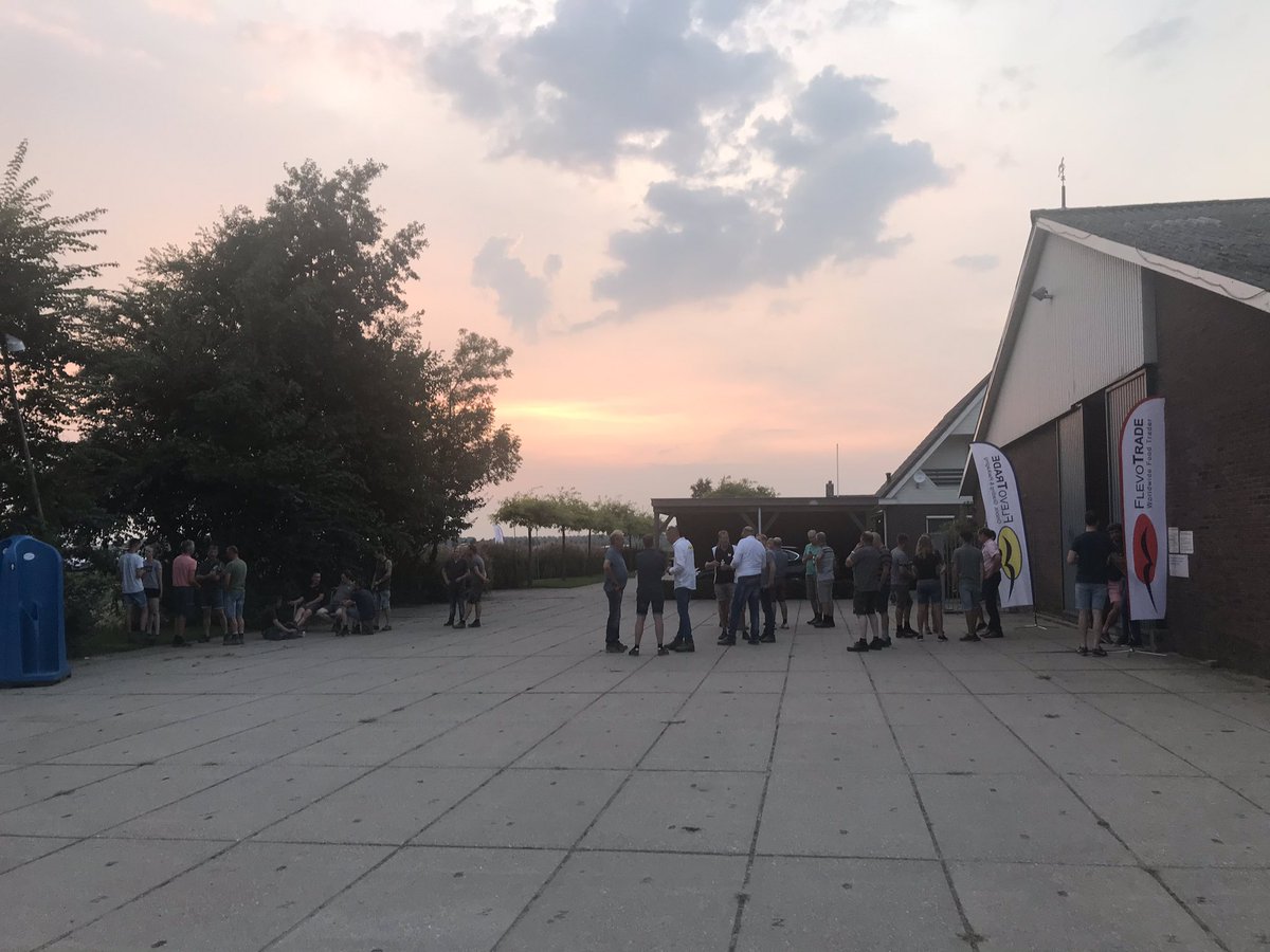 Jaap_Jonker9's tweet photo. Goede opkomst, goede info, goede rassen en goede uitleg door @ARamshorst op de demodag van #vanliere #Dronten #uien #akker #kennisdelen #kwaliteit #opbrengst @DeGrootenSlot https://t.co/Gicc3q0AEi