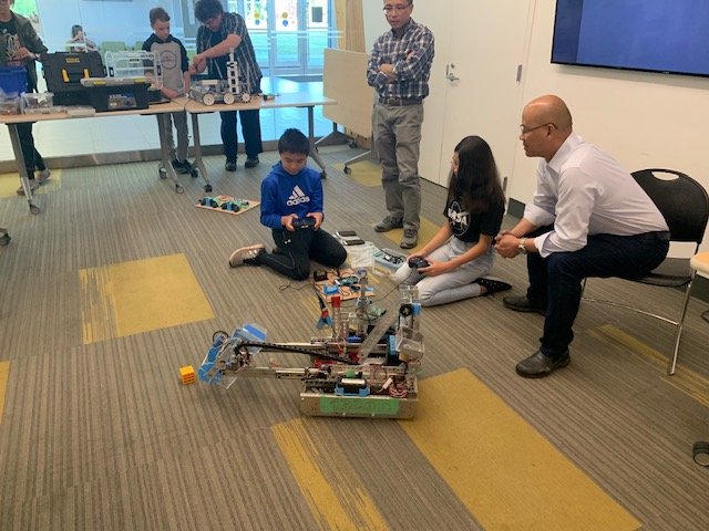 MtColumbiaIT's tweet photo. Getting ready for Kickoff #FTCKICKoff #SKYSTONE #FTC @FTCTeams #omgrobots #FIRSTRISE #13000DataWolves https://t.co/cEu5B3EEet