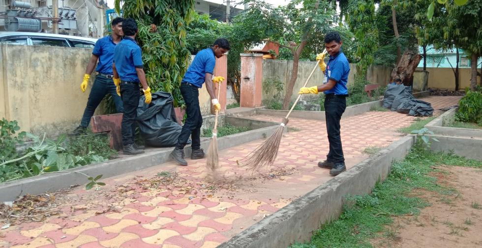 SwachhBharatGov's tweet photo. Staff members of HPCL in Visakhapatnam, carried out a cleanliness drive at a local park as part of their ongoing #SwachhataPakhwada.

#SwachhBharat #MyCleanIndia https://t.co/yvJcQRwtA1