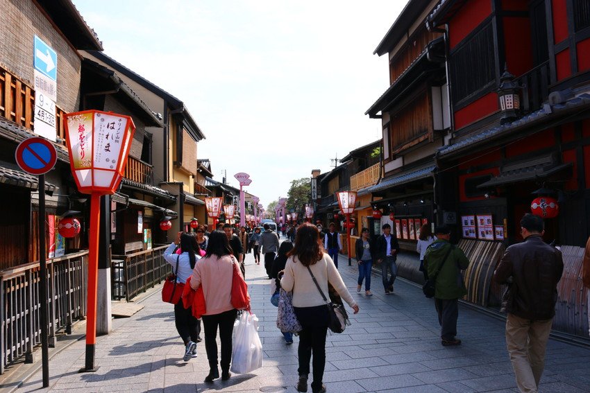 JapanHoppers's tweet photo. When thinking of Kyoto, the famous Gion red-light district comes to mind. The main street of Gion is Hanamikoji Street. It has a nostalgic feel, as if it was right out of an old sepia colored photograph.

https://t.co/dW3bpDpuMV https://t.co/xp8hX670Lh