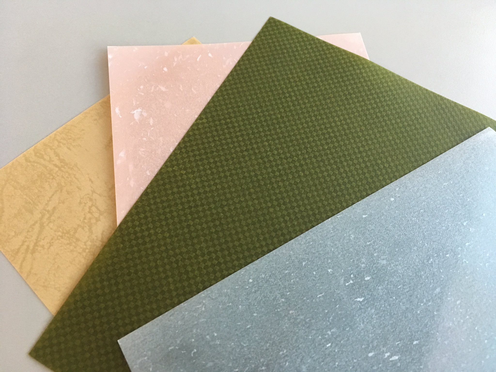 紙通販ダイゲン 広報部 先日 いろんな紙でロウ引きをしてみたので そのレビューと方法をツイートしていこうと思います ロウ引きとは 紙にロウを染み込ませること 紙が半透明になり 水をはじくようになります 加工したものはロウ引き紙 パラフィン紙 紙通販ダイゲン 広報部 先日 いろんな紙でロウ引きをしてみたので そのレビューと方法をツイートしていこうと思います ロウ引きとは 紙にロウを染み込ませること 紙が半透明になり 水をはじくようになります 加工したものはロウ引き紙 パラフィン紙