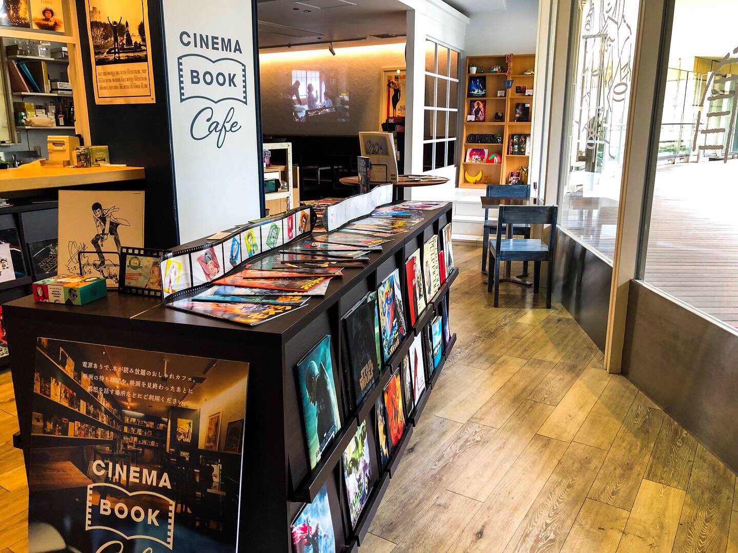 Cinema Book Cafe 少し前に お店のレイアウトを変更しました 席同士の間隔が広くなり混雑時でも移動しやすくなりました 今後も新入荷パンフレットが続々と入ってくるのでそちらもお楽しみに Cinemabookcafe Cinema なんばパークス 映画