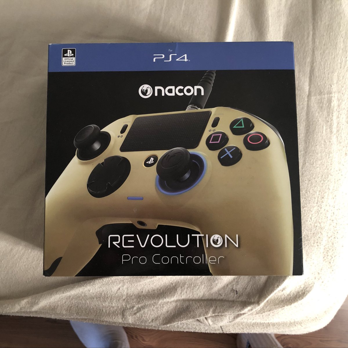 Hey what’s up guys! I hope you’re all having a great day!

Just reached 400 followers on Instagram and 300 on twitter so will be giving away this controller as a thank you! 😁💛

All you have to do is like, retweet and comment what your fav game is and why? Easy right?!