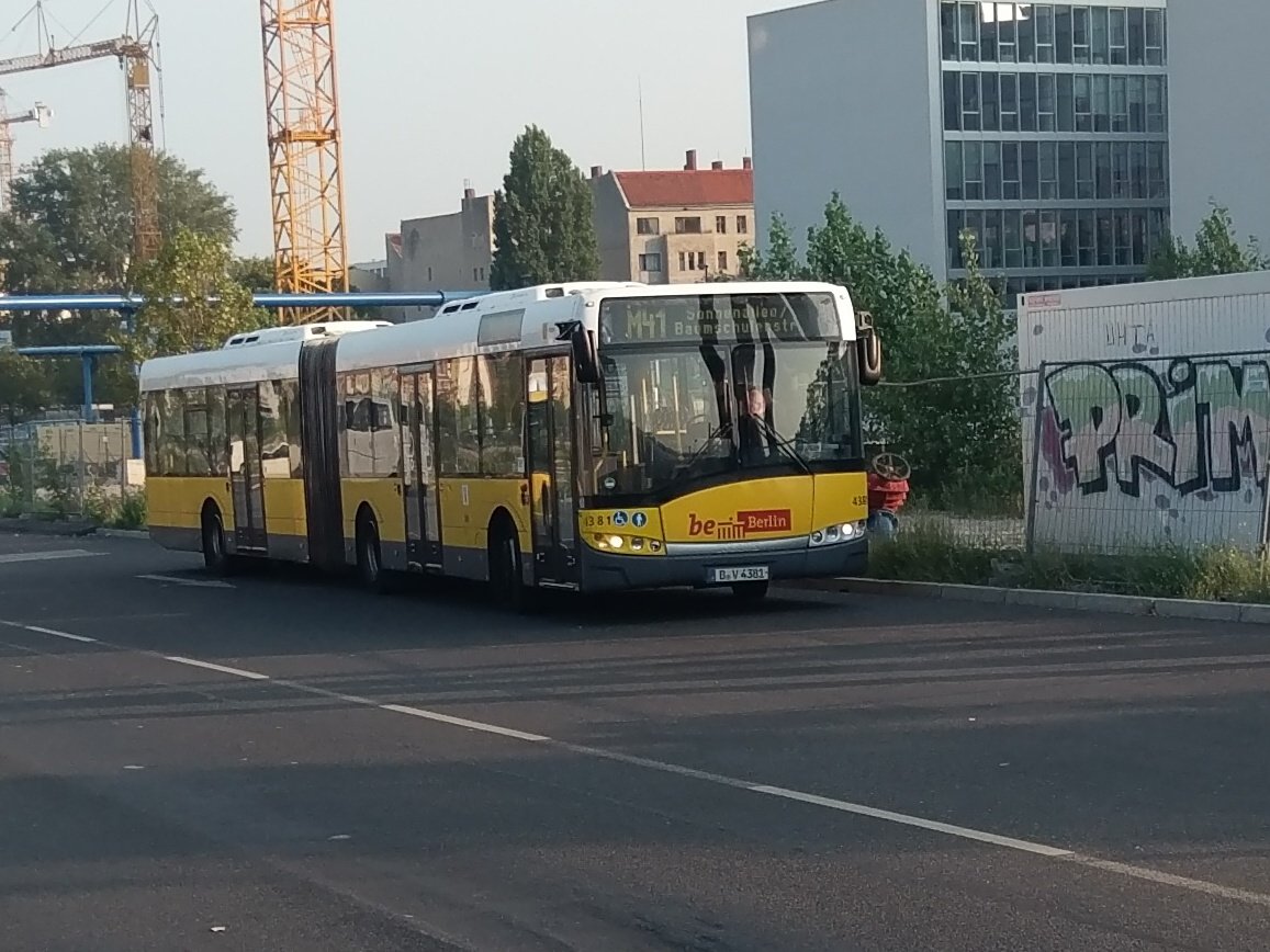 aklusch's tweet photo. @BVG Ist das nötig, dass der Busfahrer sein Tetrapack unter den Reifen legt und den Müll dann liegen lässt? (8:00 Uhr, Hbf) https://t.co/Z0YJ40mCC0