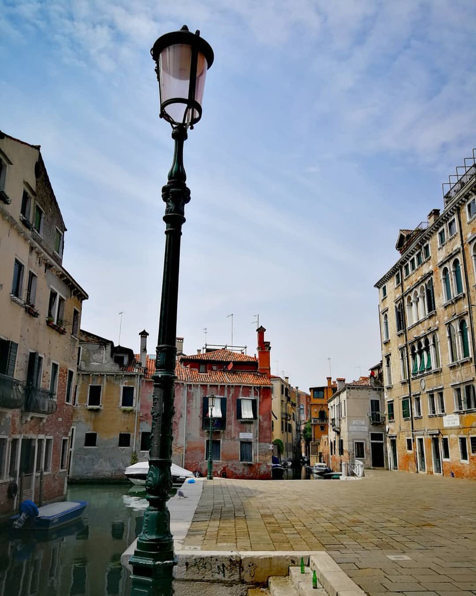teatrolafenice's tweet photo. ⛅️ «D’una città non godi le sette o le settantasette meraviglie, ma la risposta che dà a una tua domanda» (Italo Calvino). Buongiorno, amici! ⛅️

#28agosto https://t.co/ktjERhzLCt