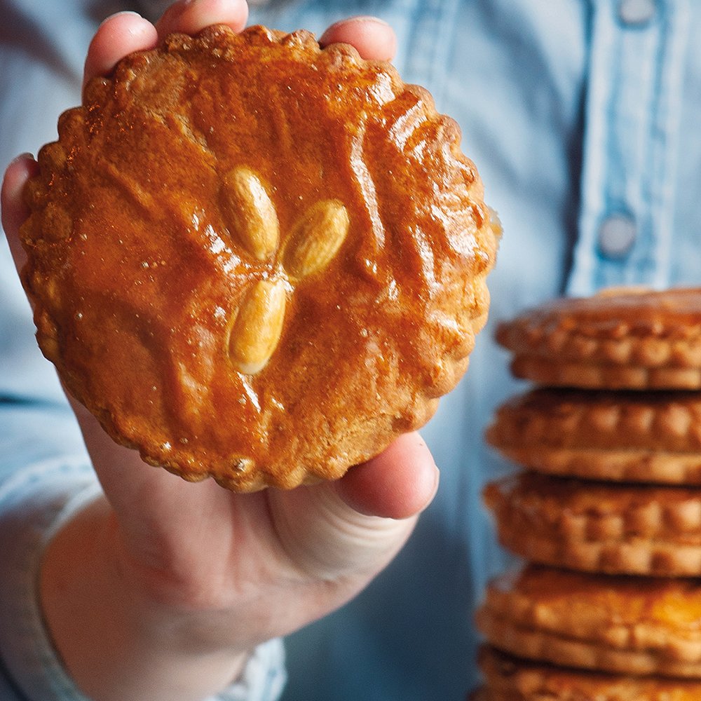 G E V U L D E  K O E K De allerlekkerste! Deze week 3+1 gratis.  #gevuldekoek #bakkervanmaanen #bakker #amandelspijs #dubbelgebakkenbodem #vers