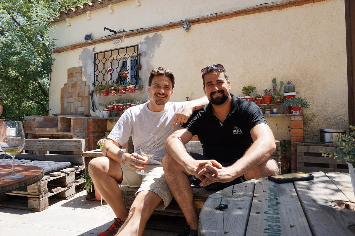 SentitsBCN's tweet photo. Última parada de la visita al @PasconaMontsant tastant un dels vins mítics del celler, Lo Pare, vinya vella i sòl de llicorella. Visita al celler i gran dinar a la finca per finalitzar una jornada de 10.
#sentitsbarcelona #vinsipersones #pascona #winetasting #cheers @domontsant https://t.co/vCJMJBcWlb