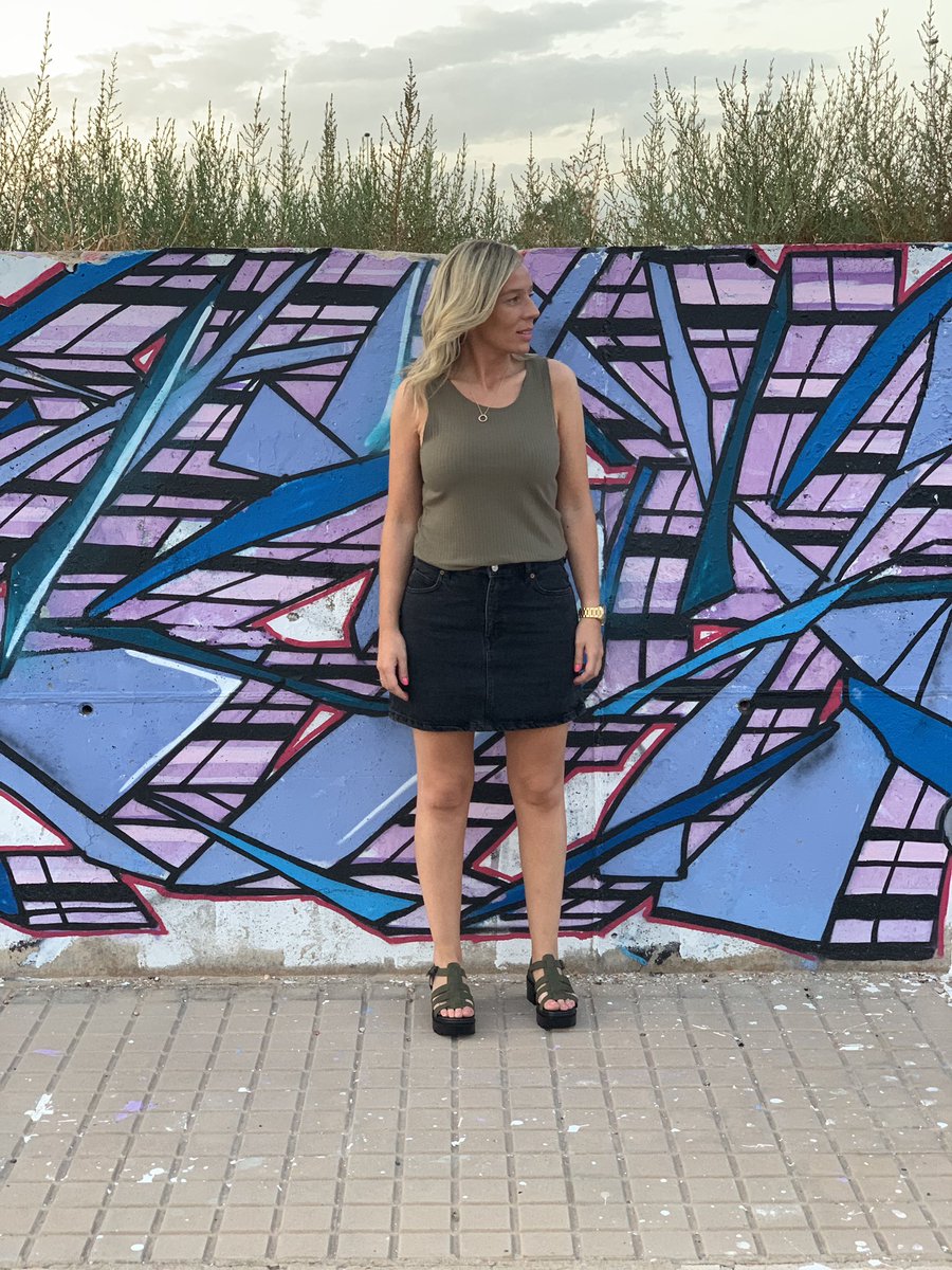 tritacones's tweet photo. Street style 🎨. Arte callejero.
#lookoftheday #falda #outfit #ootd #sandals #blog #romanas #style #kaki #skirt #graffiti #artecallejero #mustang #mtng #tritacones #bloggerstyle #instapic #picoftheday #instagood #lookbook #streetstyle #streetphotography https://t.co/lFpuUxNF7r