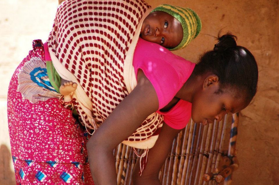 Childhood_Smile's tweet photo. Esta lloviendo en Burkina Faso y nuestros niños están aprovechando para ayudar a sus padres en las cosechas. ¡La semana que viene ya empiezan el cole! 📖 🎒 https://t.co/XmlvHtykzv