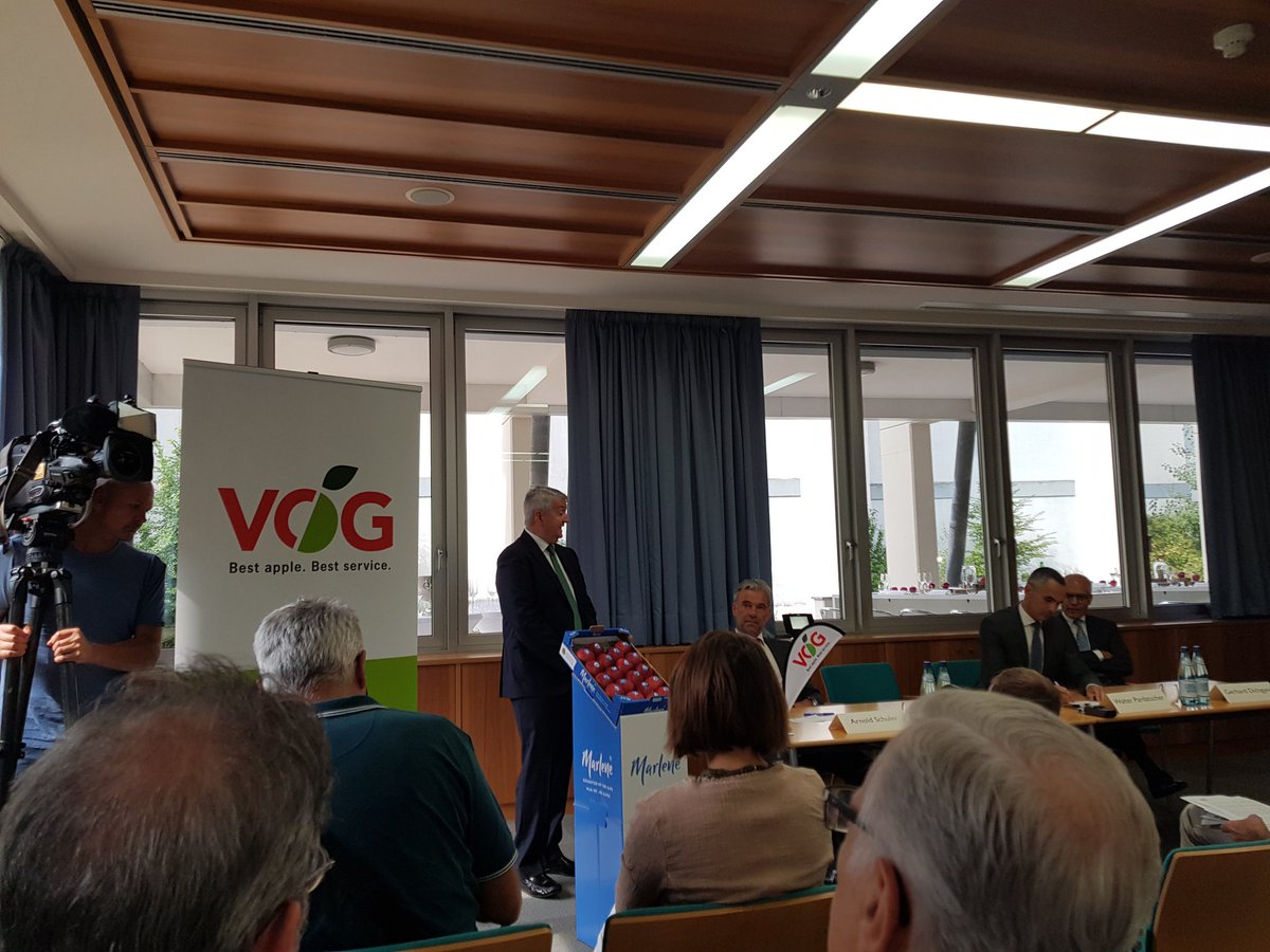 FreshPointMag's tweet photo. Questa mattina #FPMag è
alla Casa della Mela a Terlano
per la conferenza
del Consorzio #Vog

Tra gli highlight della giornata

Il passaggio di consegne
alla direzione tra Gerhard Dichgans 
a Walter Pardatscher

La campagna 2019/2020

La strategia varietale https://t.co/vs3zuZPuZS