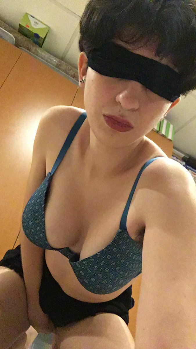 MiaRollands's tweet photo. #sellingnudes who’s hungry? #customvids https://t.co/LIO48y7pEq