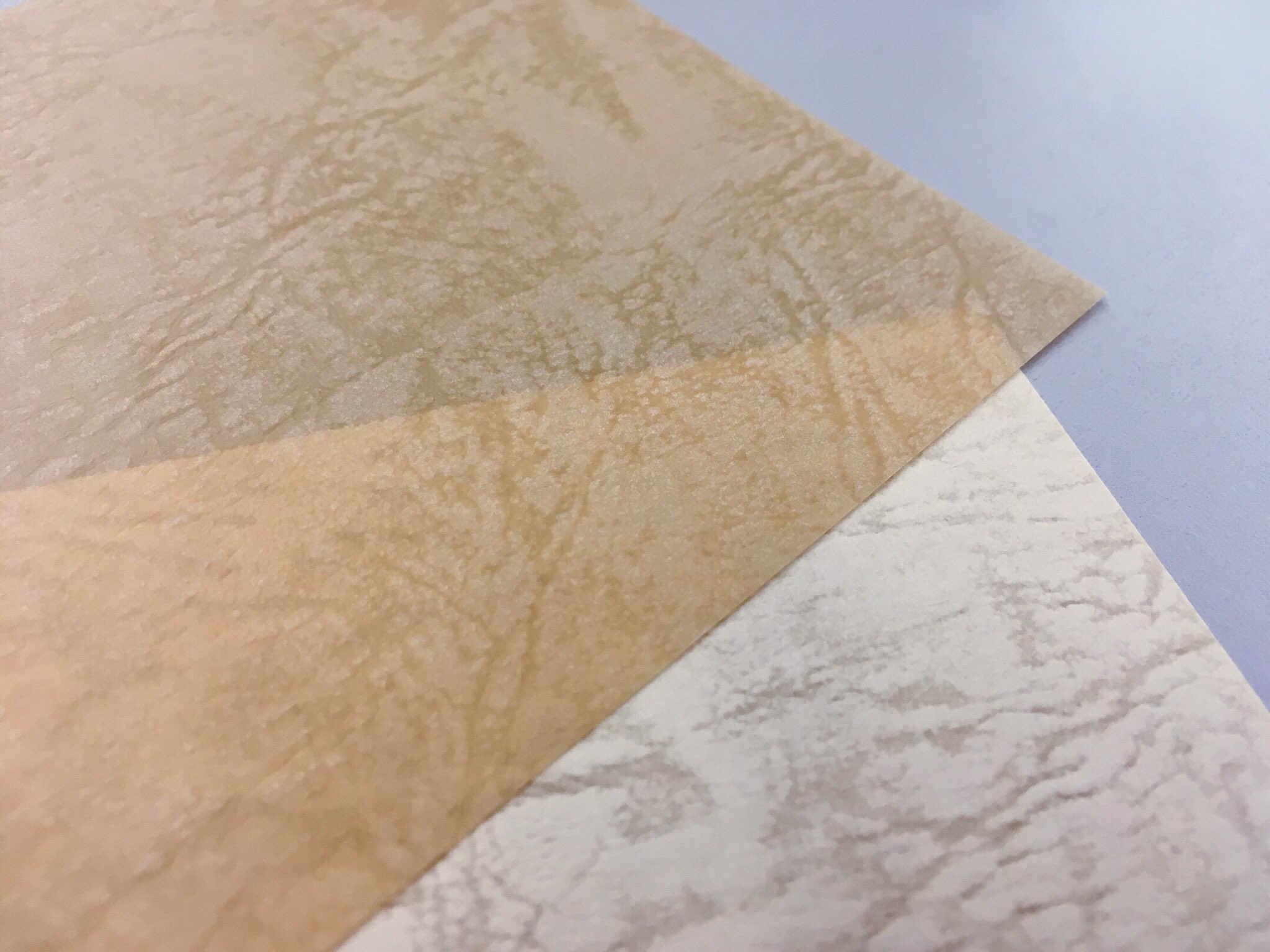 紙通販ダイゲン 広報部 レザック66 元々は写真手前下側 革っぽい紙ですが ロウ引きで手触りがぬめっとするので更に革っぽく 透け感も出てとても高級感があります 宝の地図みたいなのを印刷したいですね T Co Pznlmlmgps Twitter 紙通販ダイゲン 広報部 レザック66 元々は写真手前下側 革っぽい紙ですが ロウ引きで手触りがぬめっとするので更に革っぽく 透け感も出てとても高級感があります 宝の地図みたいなのを印刷したいですね T Co Pznlmlmgps Twitter