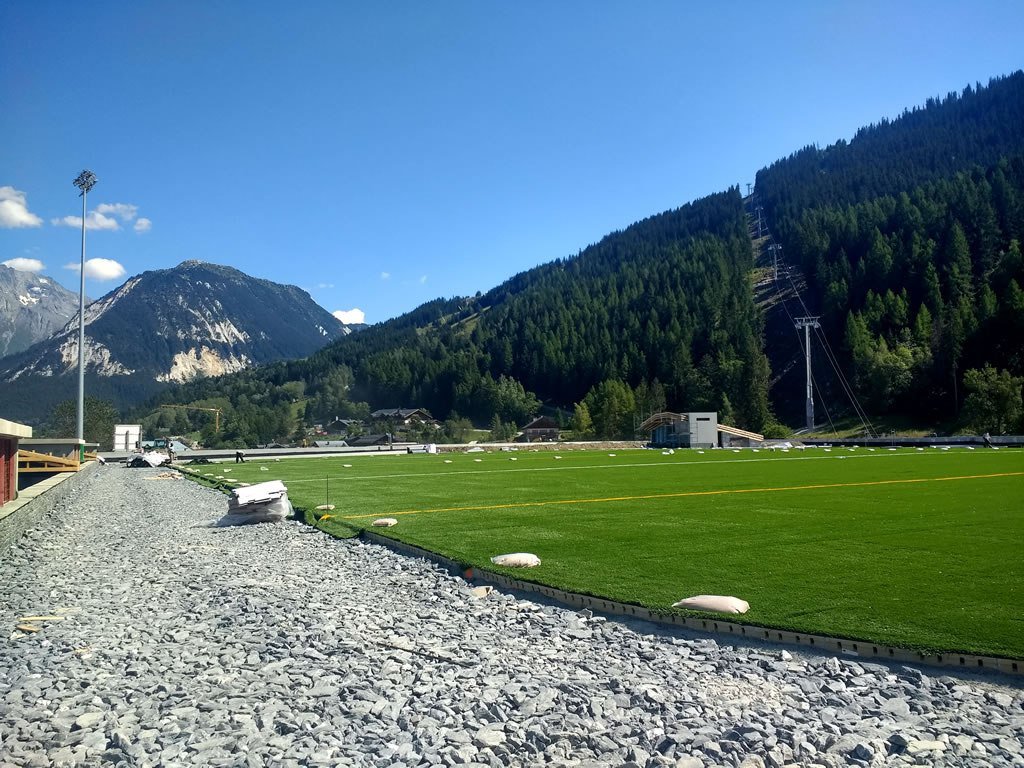 The playing field and running track on the roof of the Alpinium building in Le Praz are being fitted <a href="/courchevel/">Courchevel Officiel</a> #Les3Vallees 📷 <a href="/la_tania/">La Tania</a>