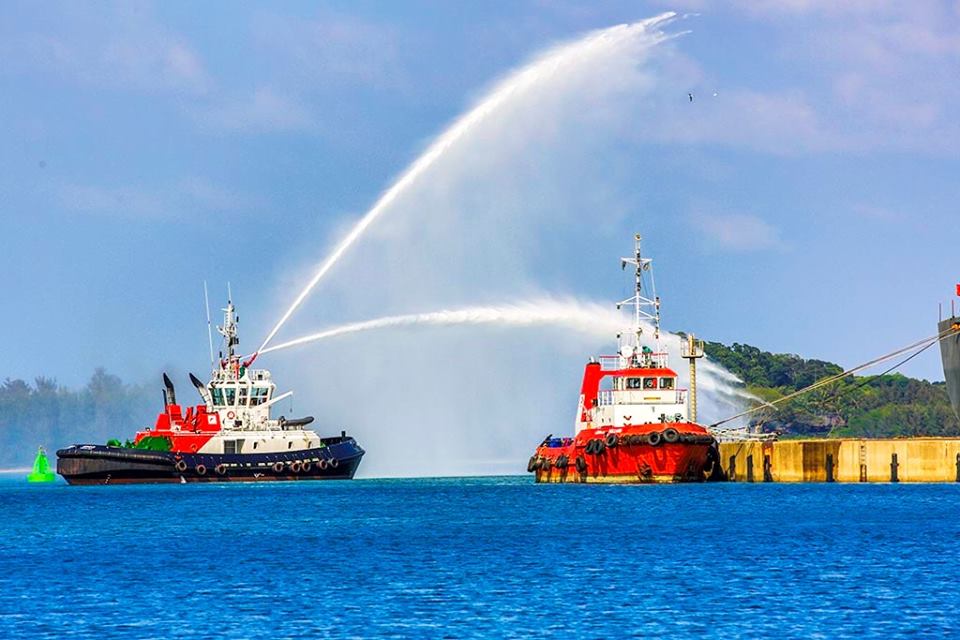 Explore Zululand

Tugs putting on a bit of a show at Richards Bay Waterfront 

zululandnews.co.za/zululand-trave…
#Zululand #KZNTourism #DoKZN #DoTourism #ZululandTourism <a href="/UmhlathuzeM/">uMhlathuze</a>