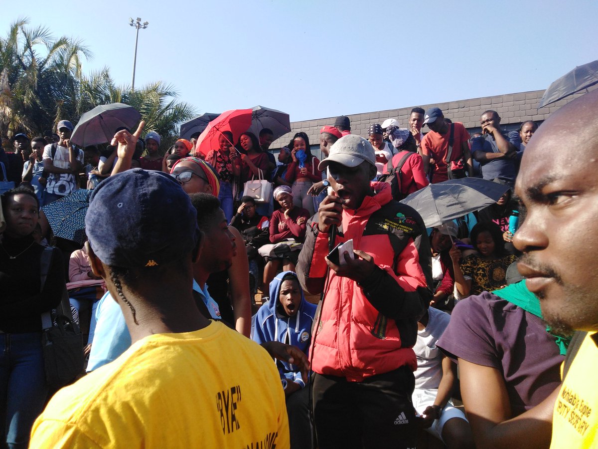 LephaiF's tweet photo. University of Limpopo Effsc has Shutdown the Campus Due to the issue of Bogus Degree/Qualifications and Off Campus Safety for students as they ar alwys getting mugged ✊🏿✊🏿✊🏿
.
#Checkpoint
#ULRevolution https://t.co/LOCcem7ruK