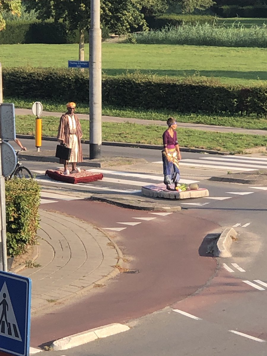 mattymaas's tweet photo. Schuif ik mijn gordijn open, komt er ineens een vliegend tapijt voorbij #ikdroomnog #wieheeftnuvoorrang #vliegendtapijt #efteling #arnhem https://t.co/jNpnNeUH2y