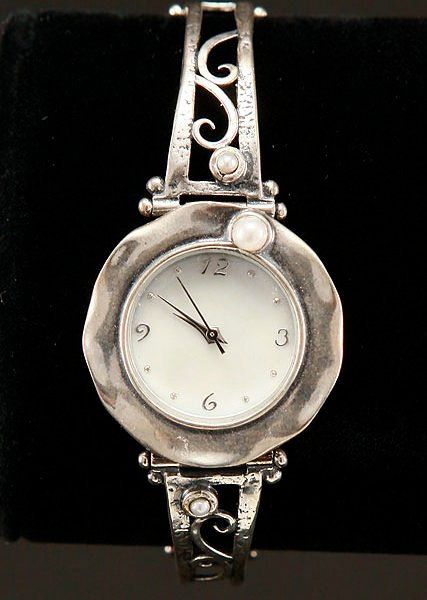 ZVUJewelry's tweet image. Buy #CALLOFTIME watch. This is #Handmade, #sterlingsilver #braceletwatch with a Swiss mechanism, Mother Of Pearl face, pearls and a safety chain.
Get the price details: zvuartisanjewelry.com/product/call-o…