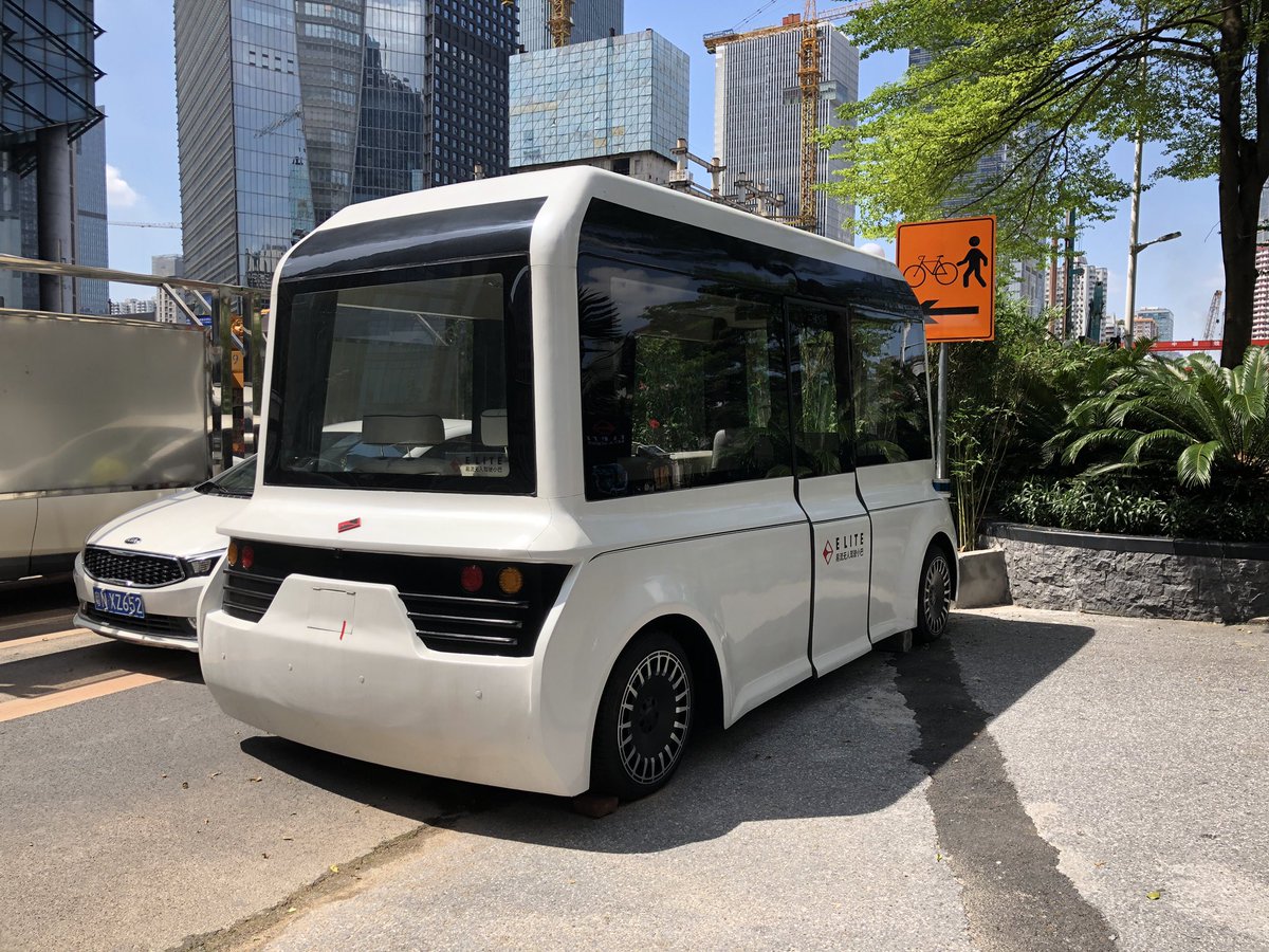 kunikatase's tweet photo. 家の前に変なクルマ停まってるな、と思ってよく見たら「无人驾驶小吧(無人運転ミニバス)」の文字が。車内見たらほんとに座席しかなくて運転席どころかハンドルとか計器とかパネル的なものすらないんだけど、誰がどこからどうやって乗ってきたんだろうか。初見でした。 #中国 #广州 https://t.co/1dLTycofAh