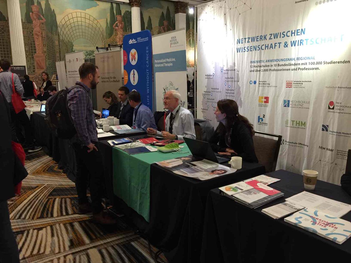 HoAlfM's tweet photo. Anregende Gespräche mit jungen Wissenschaftlern auf der #GoGain19 in #SanFrancisco. Im Bild Michael Braun von der @TH_Nuernberg. https://t.co/DMk6bSwpC9