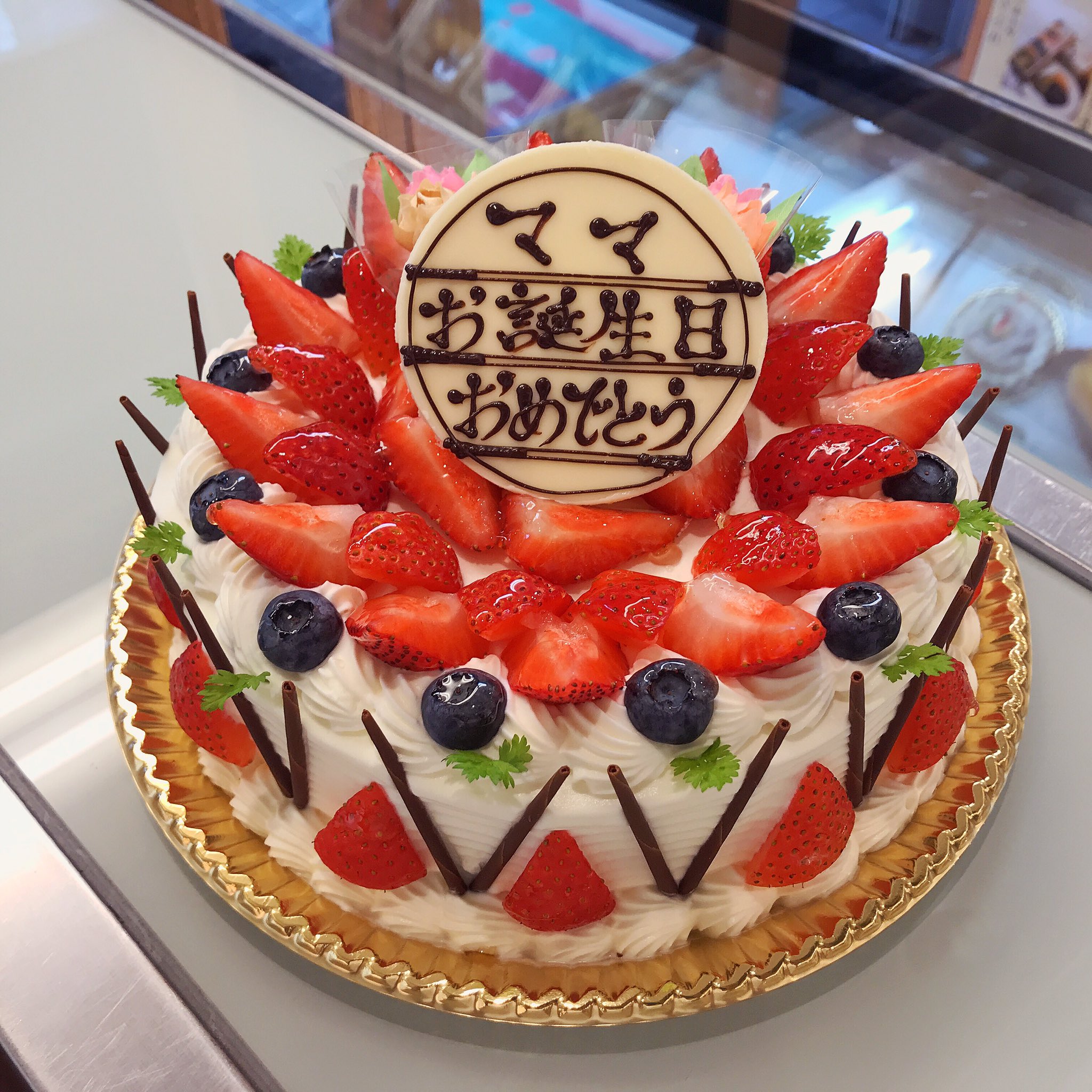 お誕生日ケーキ冷蔵発送 まるで梅雨ですね こんな時に 雨の合間に ご来店の方は日頃の行いが 良いのでしょうか T Co Yfyi8y52rd ジェニアル ケーキ 誕生日ケーキ バースデーケーキ ミックスベリー イチゴケーキ ディスプレイ 生