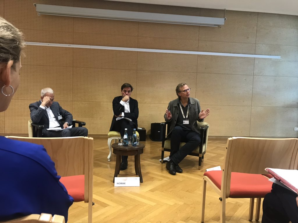 GablerRuth's tweet photo. Der Raum füllt sich langsam. Verantwortungsvolles Unternehmertum. Was ist überhaupt Verantwortung? Wem gegenüber?Fokus auf @SDGoals? Spannendes neues Format mit Publikum! #efa19 @forumalpbach https://t.co/IfqN5bx0DD